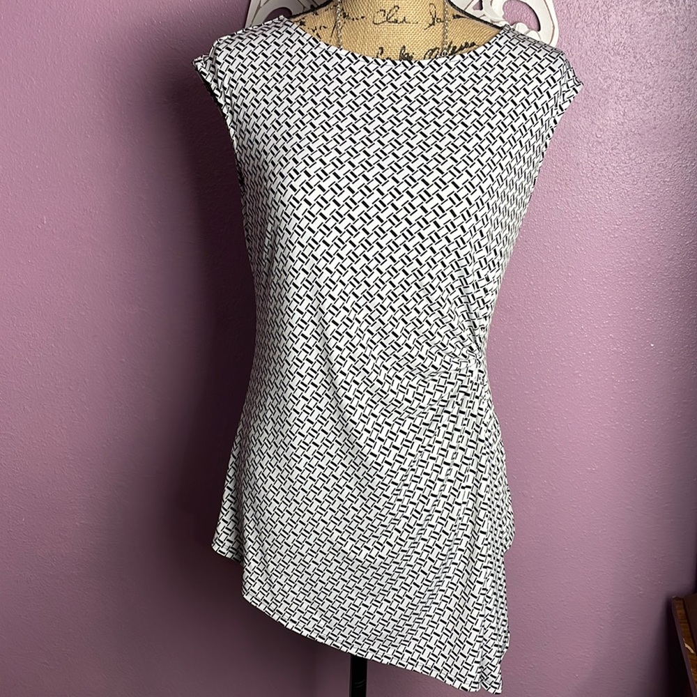 Whitehouse Black Market sleeveless blouse! Size S.